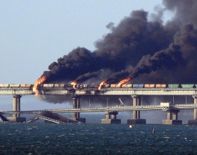 Chiến sự đến tối 9.7: Ukraine thừa nhận tấn công cầu Crimea, Nga bắn rơi tên lửa
